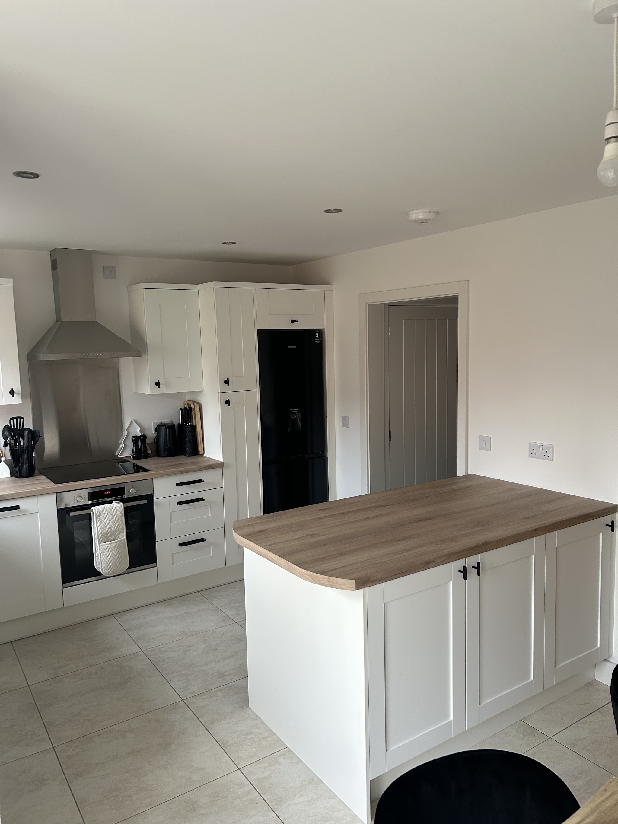 White shaker kitchen with a made to measure island and oak effect worktop